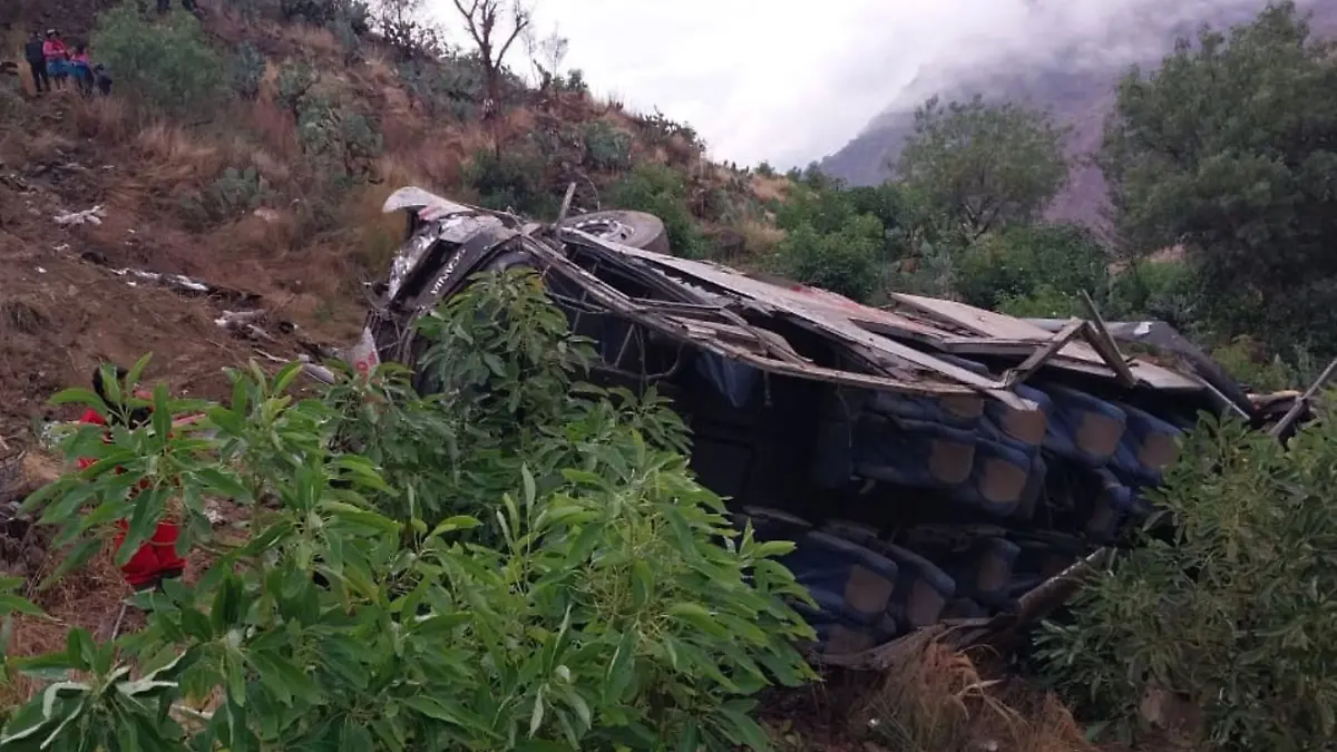 Caída de un autobús a un abismo en el sur de Perú